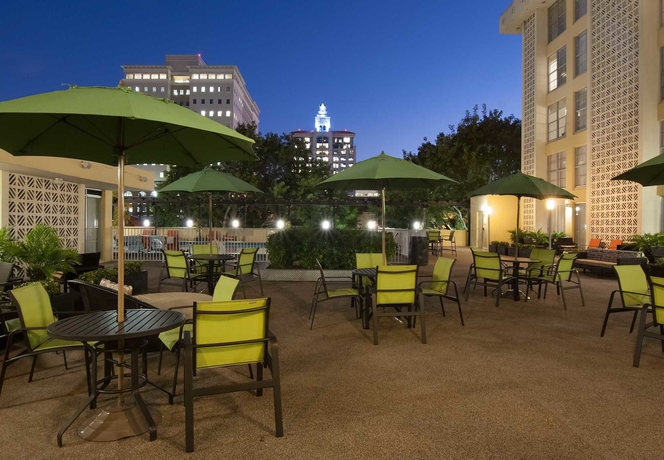 Imagen del bar/restaurante del Hotel Courtyard Miami In Coral Gables By Marriott. Foto 2