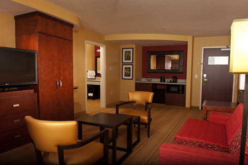 Imagen de la habitación del Hotel Courtyard Milwaukee Airport. Foto 2