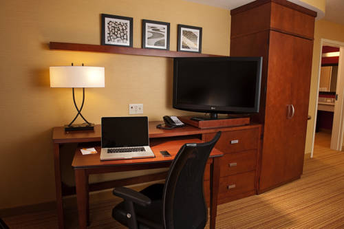 Imagen de la habitación del Hotel Courtyard Milwaukee Airport. Foto 3