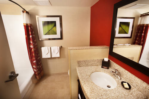 Imagen de la habitación del Hotel Courtyard Milwaukee Airport. Foto 8