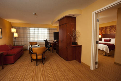 Imagen de la habitación del Hotel Courtyard Milwaukee Airport. Foto 9