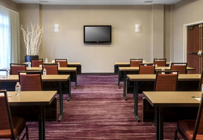 Imagen de los interiores del Hotel Courtyard Newark Elizabeth. Foto 11