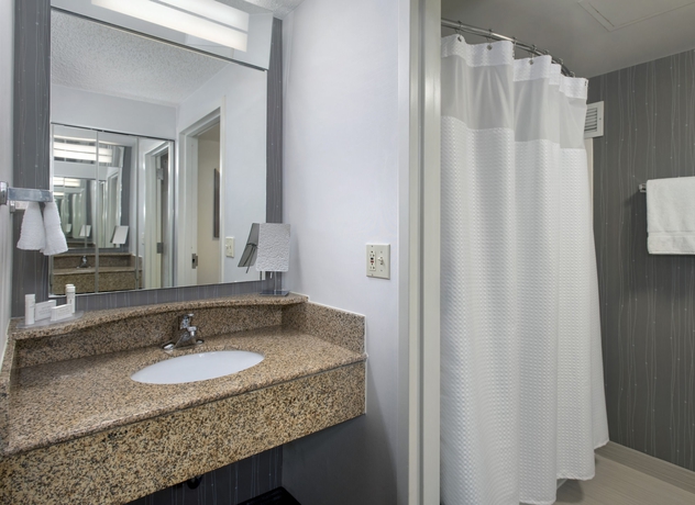 Imagen de la habitación del Hotel Courtyard Newark Elizabeth. Foto 7