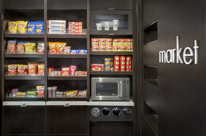 Imagen de los interiores del Hotel Courtyard Newark Elizabeth. Foto 14