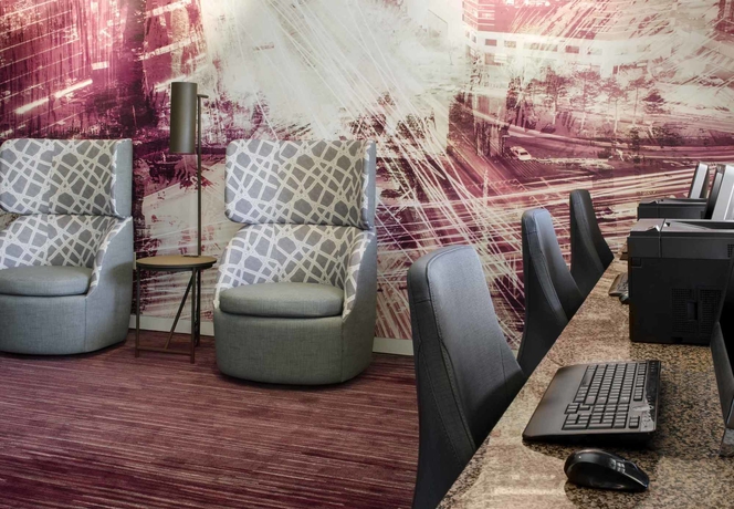 Imagen de los interiores del Hotel Courtyard Newark Elizabeth. Foto 16