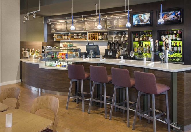 Imagen del bar/restaurante del Hotel Courtyard Newark Elizabeth. Foto 4