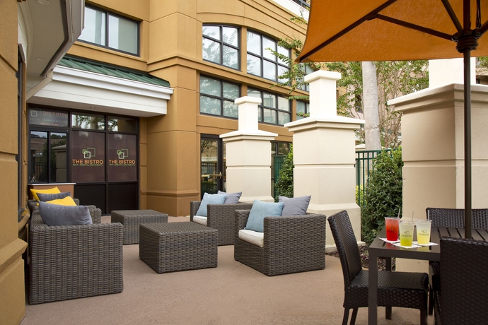 Imagen del bar/restaurante del Hotel Courtyard Orlando Lake Buena Vista In The Marriott Village. Foto 5