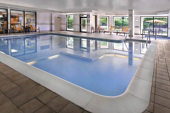 Imagen de la piscina del Hotel Courtyard Philadelphia Plymouth Meeting. Foto 13