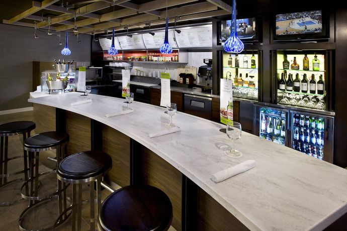 Imagen del bar/restaurante del Hotel Courtyard Philadelphia Plymouth Meeting. Foto 3