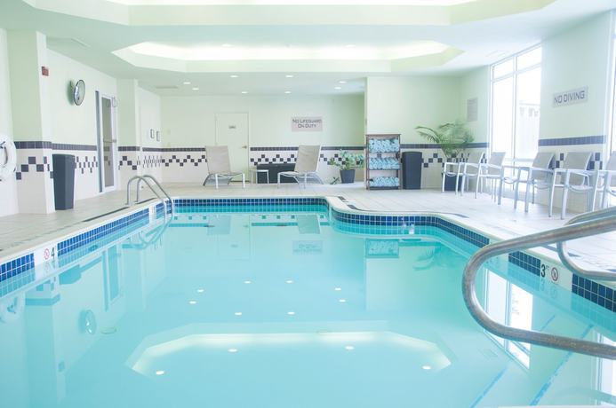 Imagen de la piscina del Hotel Courtyard Pittsburgh Monroeville. Foto 13