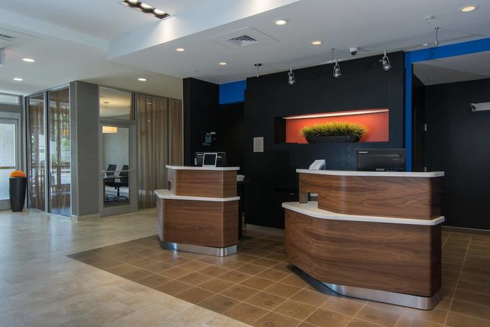 Imagen de los interiores del Hotel Courtyard Raleigh-durham Airport/brier Creek. Foto 17