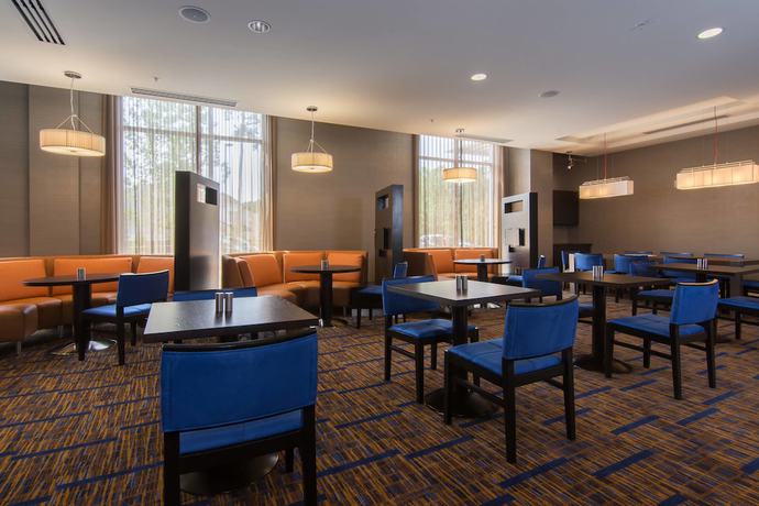 Imagen de los interiores del Hotel Courtyard Raleigh-durham Airport/brier Creek. Foto 18
