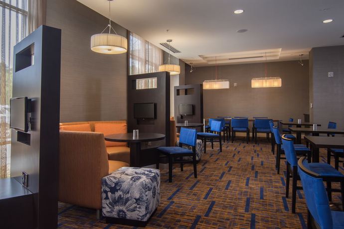 Imagen del bar/restaurante del Hotel Courtyard Raleigh-durham Airport/brier Creek. Foto 5