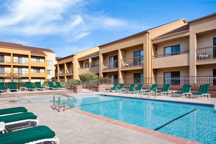 Imagen de la piscina del Hotel Courtyard Sacramento Rancho Cordova. Foto 10
