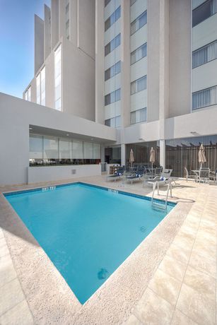 Imagen de la piscina del Hotel Courtyard Saltillo. Foto 8