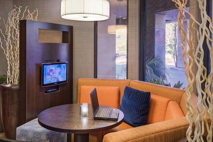 Imagen de los interiores del Hotel Courtyard San Diego Carlsbad. Foto 17
