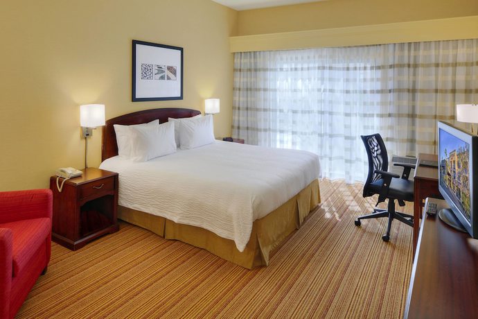 Imagen de la habitación del Hotel Courtyard San Diego Carlsbad. Foto 11