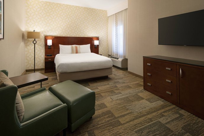 Imagen de la habitación del Hotel Courtyard Santa Barbara Goleta. Foto 12