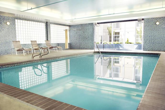 Imagen de la piscina del Hotel Courtyard Seattle Bellevue/Downtown. Foto 9