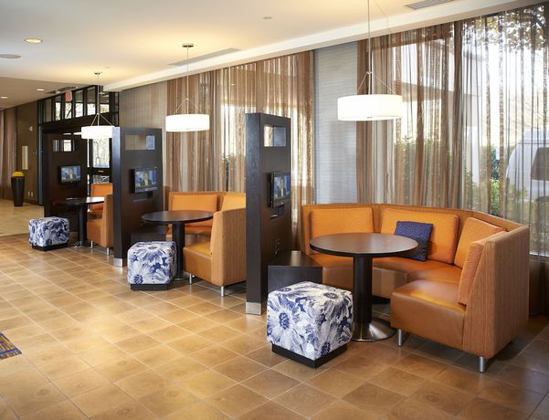 Imagen de los interiores del Hotel Courtyard Shelton. Foto 18