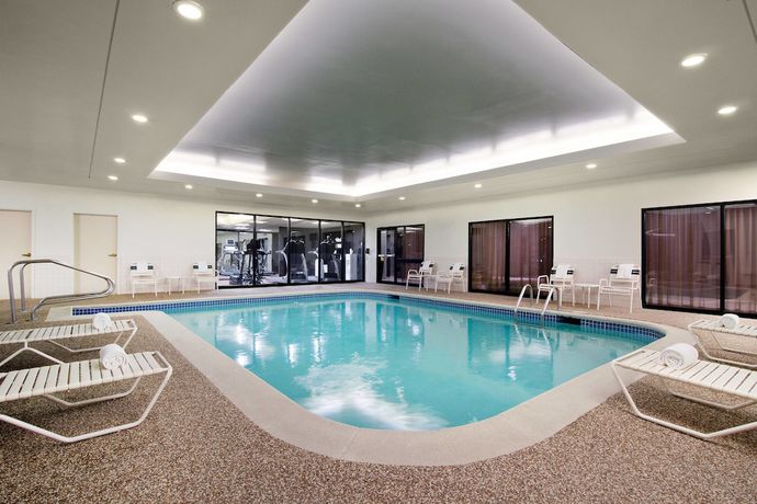 Imagen de la piscina del Hotel Courtyard St. Louis Airport/Earth City. Foto 20
