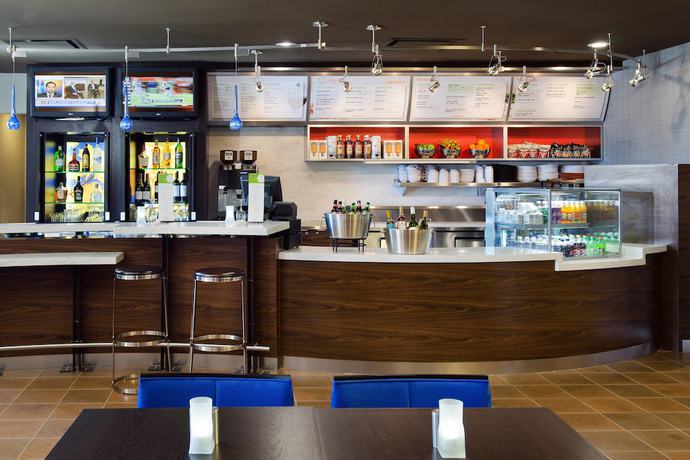 Imagen del bar/restaurante del Hotel Courtyard St. Louis Airport/Earth City. Foto 9
