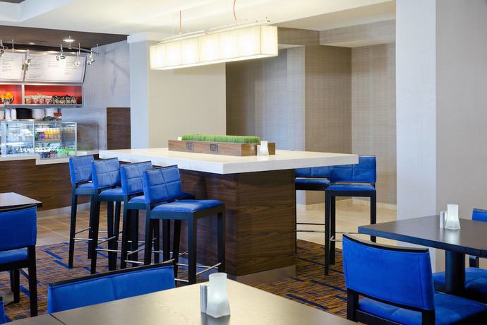 Imagen del bar/restaurante del Hotel Courtyard St. Louis Airport/Earth City. Foto 10