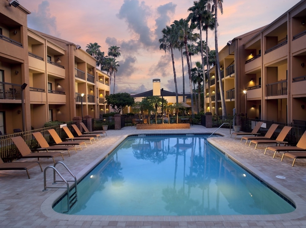 Imagen de la piscina del Hotel Courtyard St. Petersburg Clearwater. Foto 19