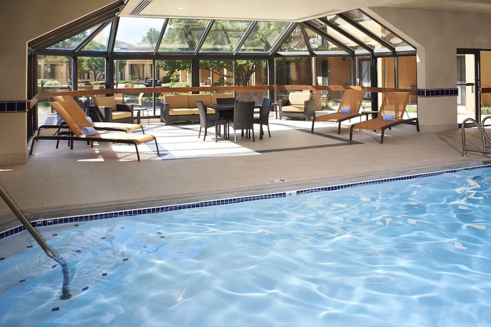 Imagen de la piscina del Hotel Courtyard Toledo Airport Holland. Foto 20