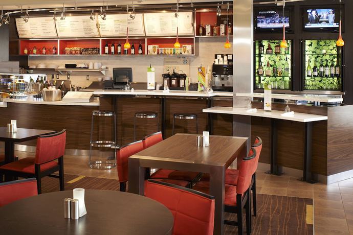 Imagen del bar/restaurante del Hotel Courtyard Toledo Airport Holland. Foto 3