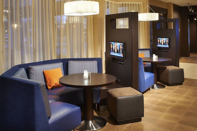 Imagen del bar/restaurante del Hotel Courtyard Toledo Airport Holland. Foto 6