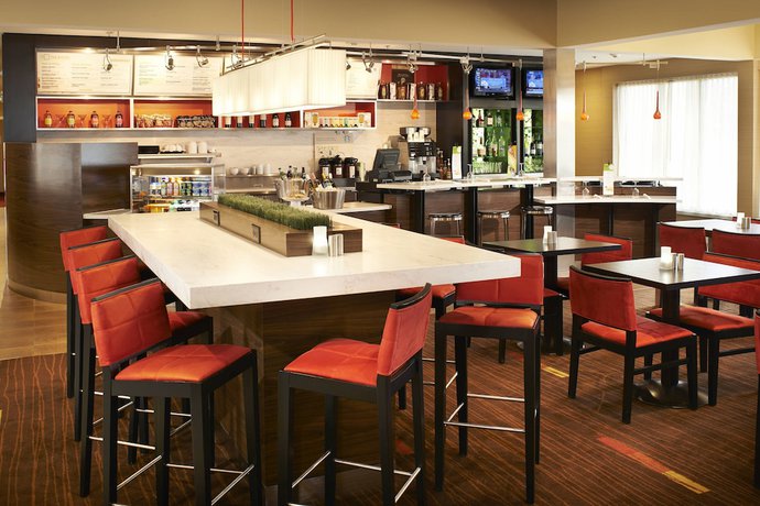 Imagen del bar/restaurante del Hotel Courtyard Toledo Airport Holland. Foto 7