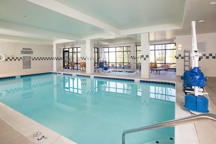 Imagen de la piscina del Hotel Courtyard Winchester Medical Center. Foto 20