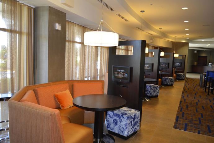 Imagen de los interiores del Hotel Courtyard Winchester Medical Center. Foto 17