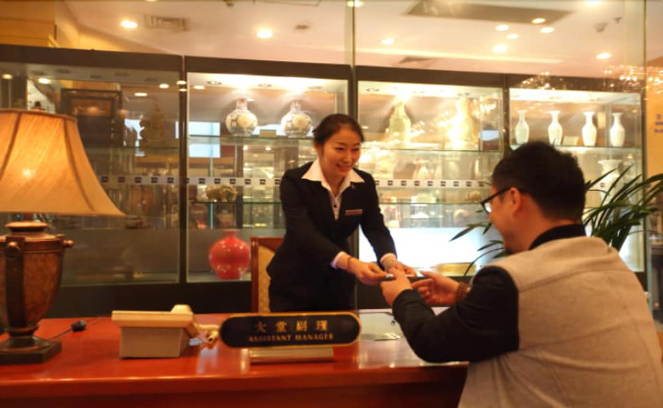 Imagen de los interiores del Hotel Courtyard Yangzhou. Foto 17