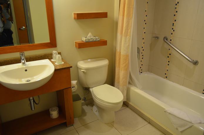 Imagen de la habitación del Hotel Courtyard by Marriott Aguadilla. Foto 4