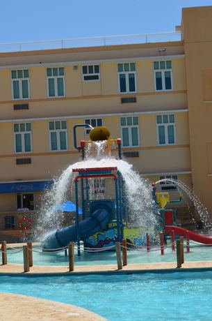 Imagen de la piscina del Hotel Courtyard by Marriott Aguadilla. Foto 10