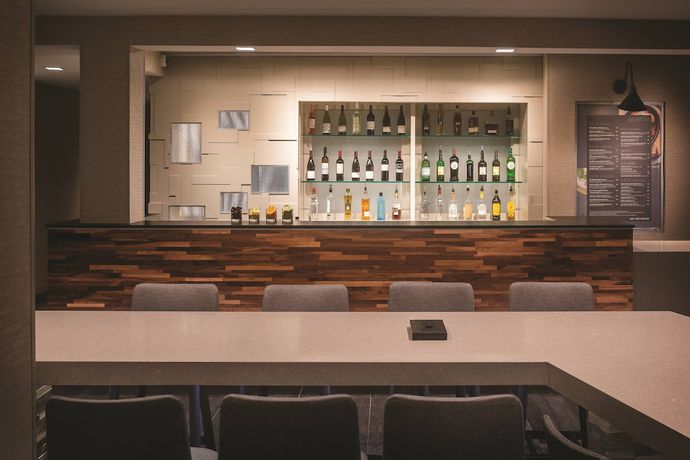 Imagen del bar/restaurante del Hotel Courtyard by Marriott Albany Airport. Foto 5