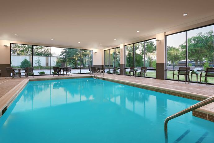 Imagen de la piscina del Hotel Courtyard by Marriott Ames. Foto 20