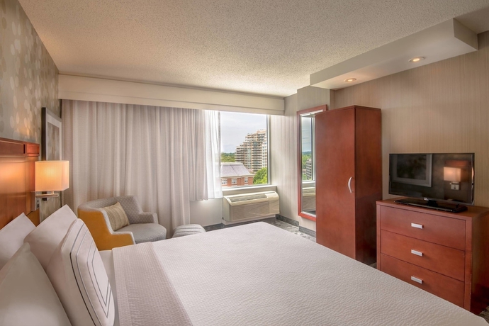 Imagen de la habitación del Hotel Courtyard by Marriott Bethesda Chevy Chase. Foto 15