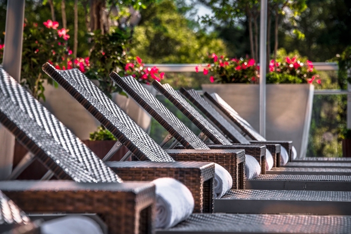 Imagen de la piscina del Hotel Courtyard by Marriott Bethesda Chevy Chase. Foto 18