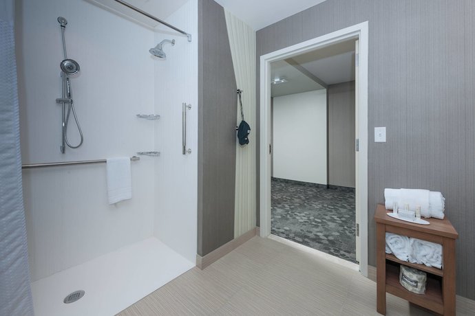 Imagen de la habitación del Hotel Courtyard by Marriott Boston Littleton. Foto 8