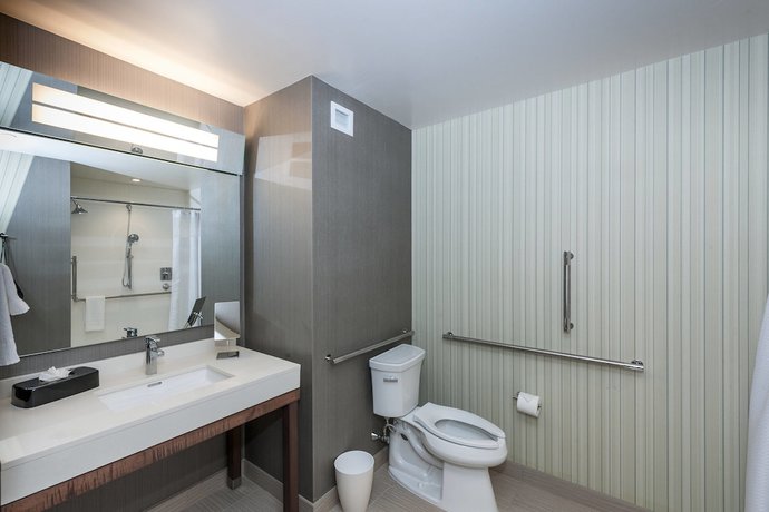 Imagen de la habitación del Hotel Courtyard by Marriott Boston Littleton. Foto 15