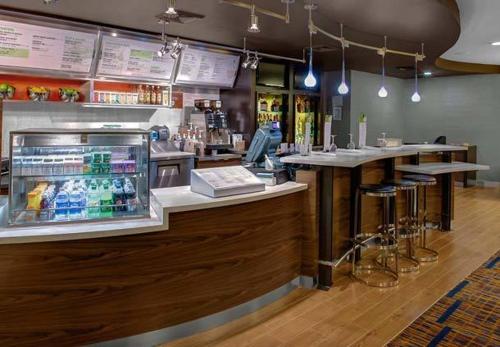 Imagen del bar/restaurante del Hotel Courtyard by Marriott Brunswick. Foto 2