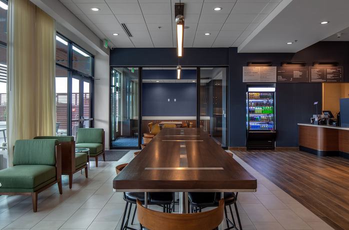 Imagen del bar/restaurante del Hotel Courtyard by Marriott Conway. Foto 2