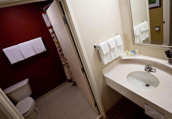 Imagen de la habitación del Hotel Courtyard by Marriott Dayton Beavercreek. Foto 8