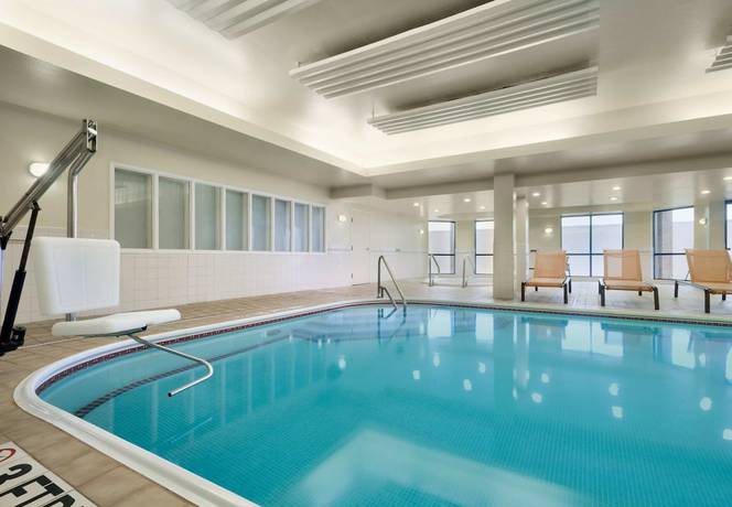 Imagen de la piscina del Hotel Courtyard by Marriott Dayton Beavercreek. Foto 20