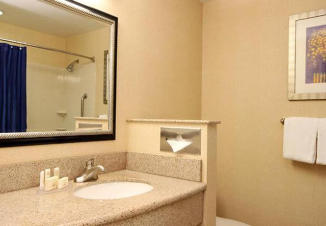 Imagen de la habitación del Hotel Courtyard by Marriott Dayton Beavercreek. Foto 14