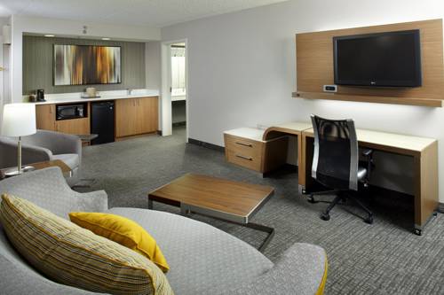 Imagen de la habitación del Hotel Courtyard by Marriott Detroit Brighton. Foto 10