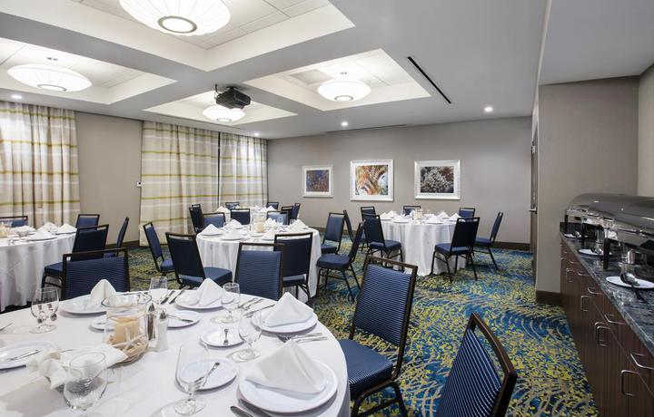 Imagen del bar/restaurante del Hotel Courtyard by Marriott Faro Blanco Resort. Foto 2